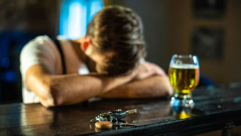 Dui-Car-Insurance - Man at bar with beer and keys